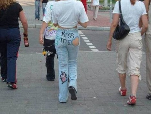 Chi tiết quần jeans phá cách khiến người mặc thu hút sự chú ý của mọi người.