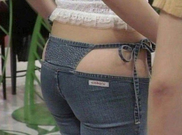 Bên cạnh thiết kế hở toang, kiểu quần jeans cạp trễ khoe nội y chữ T cũng không được hưởng ứng.