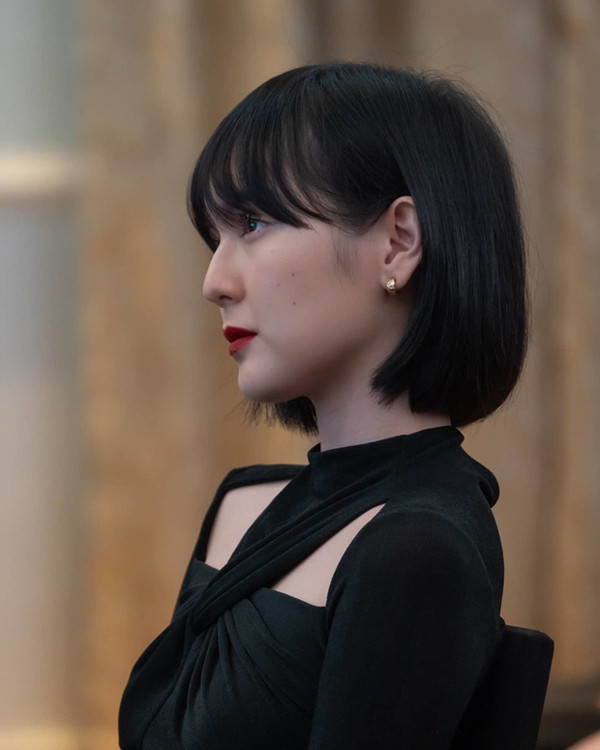 Điểm nhấn của thiết kế nhà mốt Lespoir Studio là chi tiết khoét vai giúp người mặc khoe khéo được làn da trắng bật tông.