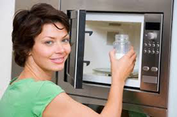 Tuyệt đối không làm nóng bằng lò vi sóng. Khi sử dụng, nếu thấy bình xuất hiện mùi lạ thì nên loại bỏ. Ảnh: Internet.