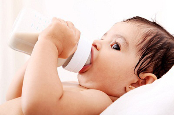 Bình thủy tinh. So với bình nhựa, bình thủy tinh khá thân thiện với trẻ. Khả năng chịu nhiệt của chúng tương đối cao – khoảng 110 độ C. Khi được khử trùng bằng nước nóng, nó cũng không giải phóng hóa chất độc hại.