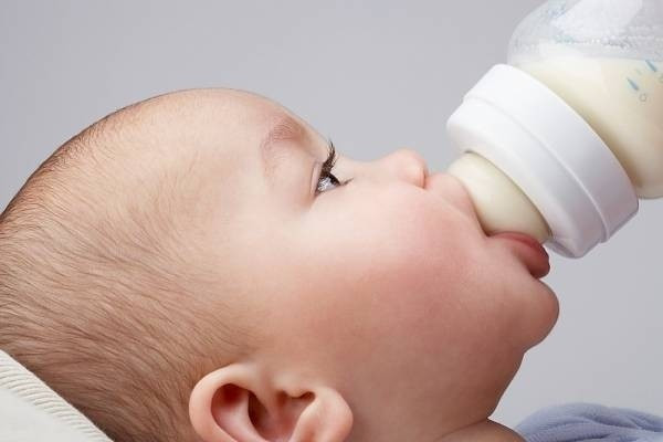 Tuy nhiên, nhược điểm của bình thủy tinh là khá nặng, dễ rơi vỡ. Quá trình lau rửa cũng mất thời gian do thủy tinh dễ bám cặn, xây xước.
