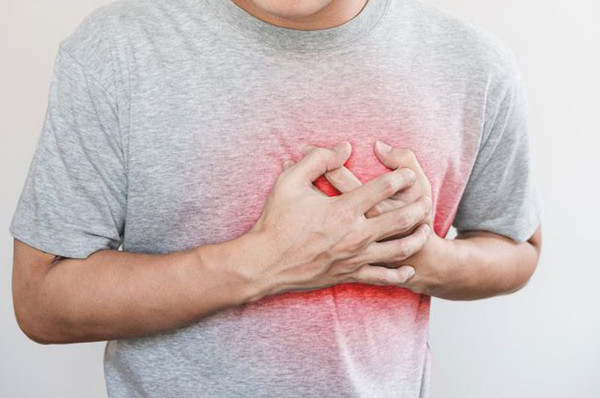 Đầu tiên nếu cảm thấy tức ngực khi đi bộ, bạn nên cảnh giác với các vấn đề sức khỏe tim mạch. Rất nhiều trường hợp đau thắt ngực bắt nguồn từ bệnh mạch vành.