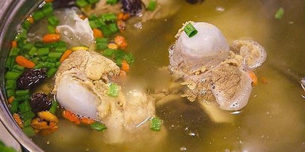 Về nước hầm xương, các nhà khoa học đánh giá lượng canxi trong canh xương thậm chí không cao bằng nước máy thông thường. Khảo sát nước máy 45 vùng tại Trung Quốc, người ta nhận thấy, hàm lượng canxi trung bình trong nước máy là 2,9mg/100ml. Trong khi đó, xương được ninh nhiều giờ bằng nước tinh khiết chỉ có hàm lượng canxi là 1,6mg/100ml.