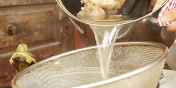 Từ thực tế ăn uống thiếu dưỡng chất, nhiều người nỗ lực bổ sung canxi bằng cách ăn thật nhiều vỏ tôm hoặc nước hầm xương. Tuy nhiên, chuyên gia sức khỏe lại cho rằng cách này không thực sự khả thi.