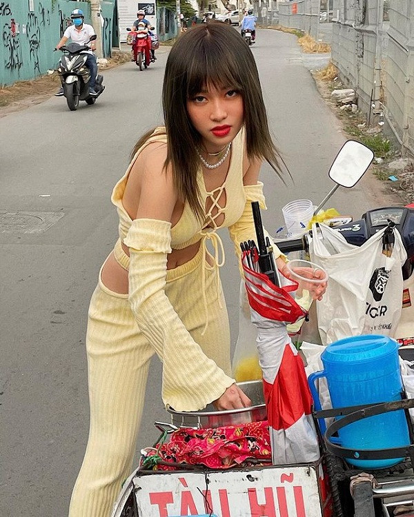 Những chiếc áo đan dây kiểu này không thiếu trong tủ đồ cô gái trẻ.