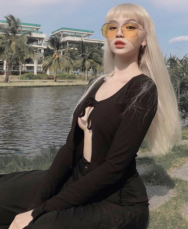 Thế nhưng khi mặc chiếc áo này, chỉ cần cử động mạnh, cúi người, chạy nhảy hay gặp ngoại cảnh tác động như gió to thì rất dễ rơi vào cảnh hớ hênh.
