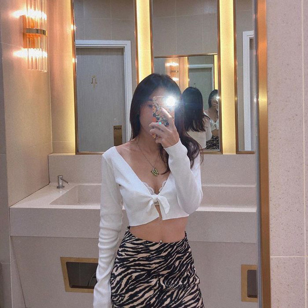 Nhiều mẫu áo nhận được lời khen hết lời nhờ tôn vinh vẻ đẹp của người phụ nữ. Tuy nhiên, thiết kế áo croptop buộc dây khoe ngực lại dấy lên nhiều tranh cãi.