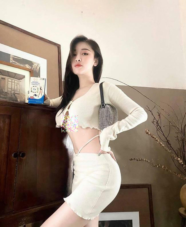 Chỉ những người có vòng 1 săn chắc, vun cao, không chảy xệ mới nên mặc set đồ này.