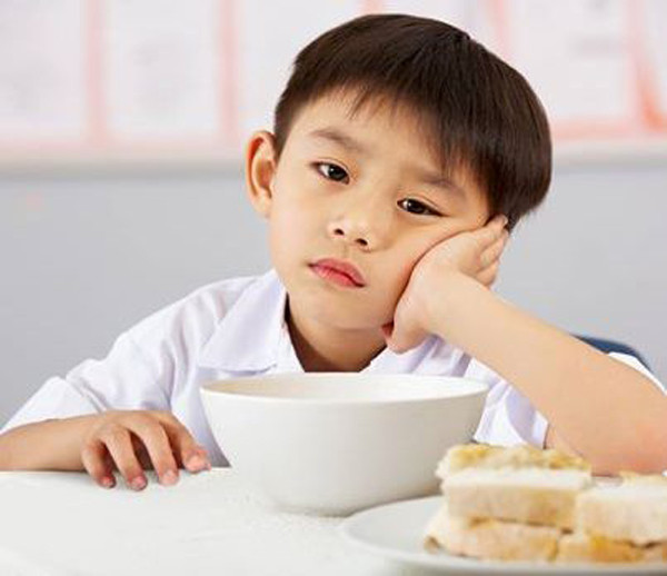 Nhiều trẻ sẵn biếng ăn, chỉ cần bị chê là chúng có thể bỏ bữa dẫn tới thiếu năng lượng. Hơn nữa, tâm trạng không thoải mái khi ăn còn khiến tỳ vị hư nhược, giảm khả năng hấp thụ dinh dưỡng, tổn thương cơ thể.