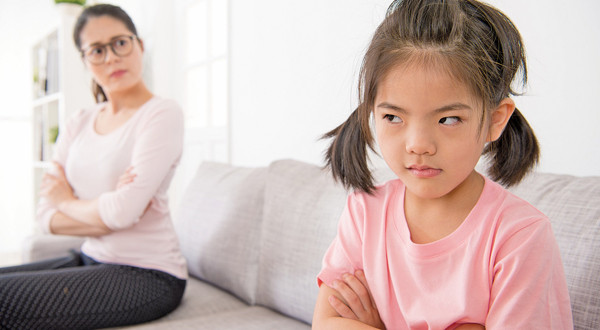 Việc lớn tiếng dạy dỗ dù con đã biết sai sẽ khiến trẻ cảm thấy tệ hơn nhiều. Trẻ sẽ thui chột ý chí cố gắng. Thậm chí, những lần sau chúng có thể nói dối, phủ nhận lỗi lầm vì chắc rằng dù mình có nhận lỗi thì bố mẹ cũng không tha thứ.