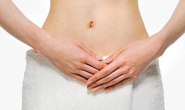 Để đảm bảo an toàn, chuyên gia sức khỏe khuyên nên lựa chọn giấy hoặc khăn mềm, lau nhẹ nhàng tránh làm mạnh tay gây xước bên ngoài “cô bé”.