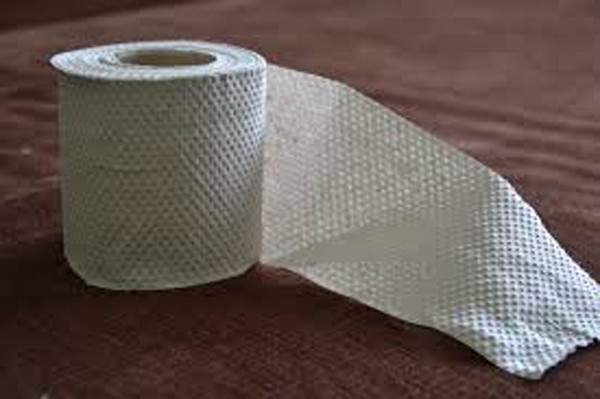 Tuyệt đối không dùng giấy vệ sinh tái chế bởi chúng chứa nhiều vi khuẩn. Giấy vệ sinh gia công cũng tiềm ẩn nguy cơ sức khỏe tương tự.
