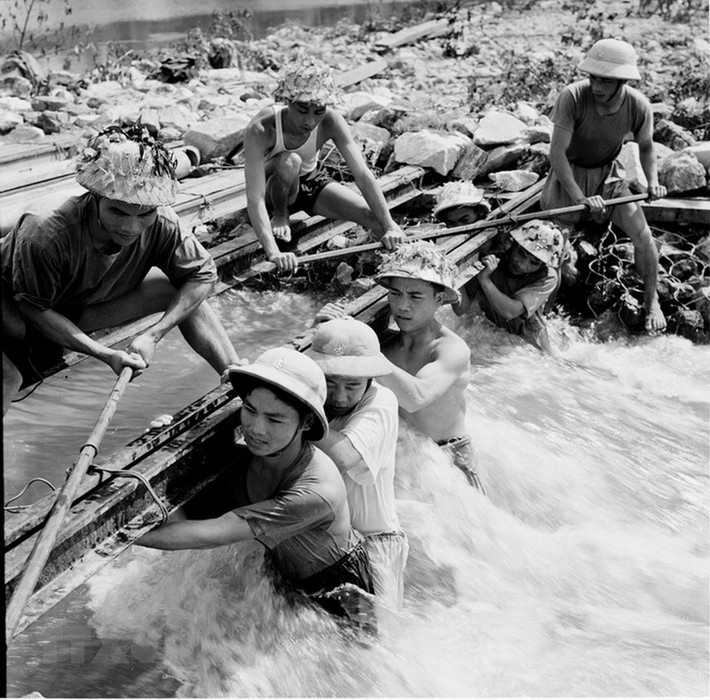 Cho đến ngày 30/4/1975, đường Trường Sơn đã hoạt động gần 6.000 ngày đêm. Các lực lượng công binh, thanh niên xung phong, dân công hỏa tuyến Trường Sơn gồm khoảng 120.000 người đã làm nên mạng đường liên hoàn, vững chắc.