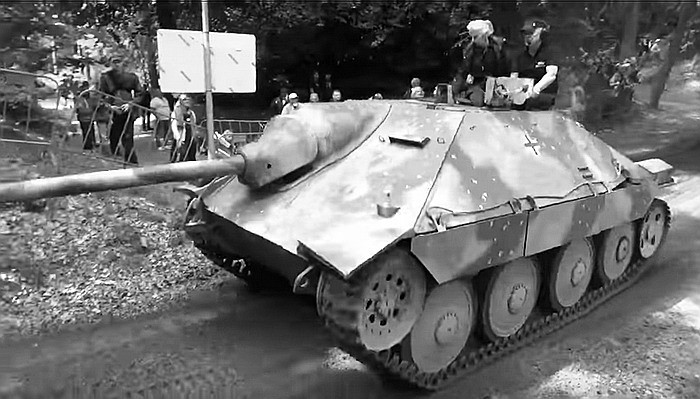 Hetzer vẫn giữ lại động cơ sáu xi-lanh, giáp phía trước được gia cố bằng các tấm thép cuộn được lồng vào nhau và hàn lại dày 60mm, với mặt trên nghiêng một góc 60 độ và tấm dưới nghiêng 40 độ. Vũ khí chính là khẩu L48 PaK39 75mm mạnh mẽ và vũ khí phụ là súng máy 7,92mm. Hetzer được đánh giá một cỗ máy diệt tăng xuất sắc.