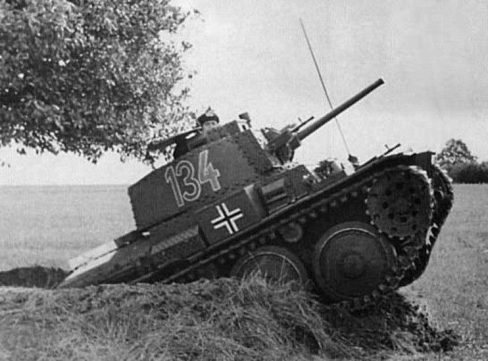 Quân đội Đức đã sử dụng xe tăng Panzer 38 để trang bị cho các sư đoàn thiết giáp số 7 và 8 trong cuộc xâm lược Ba Lan năm 1939 và Pháp vào tháng 5/1940. Panzer 38 với nhiều bản nâng cấp khác nhau vẫn phục vụ trên tuyến đầu trong vai trò như một xe tăng hạng nhẹ cho đến năm 1942, khi các xe tăng mới của Liên Xô như T-34 và KV xuất hiện.