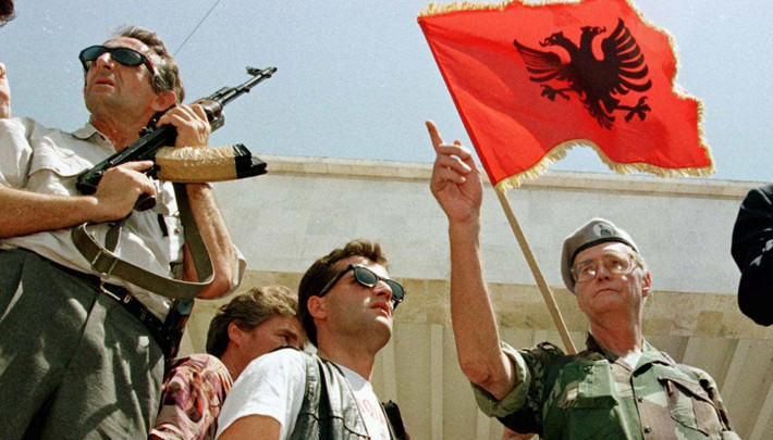 Đầu năm 1997, bạo loạn lan rộng khắp đất nước Albania sau sự sụp đổ của mô hình đa cấp kim tự tháp (mô hình Ponzi) đã đẩy quốc gia này vào một cuộc khủng hoảng kinh tế và xã hội nghiêm trọng, mà đỉnh điểm là cuộc Nội chiến Albania.
