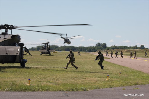 Chiếc CH-53 đầu tiên hạ cánh xuống một sân bay bỏ hoang gần ngoại ô Tirana. An ninh vành đai được thiết lập và thường dân bắt đầu lên trực thăng. Lực lượng nổi dậy trên xe bọc thép tiếp cận khu vực này và tấn công những thường dân đang chạy trốn.
