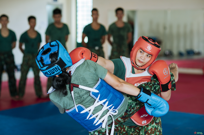 Quả đấm ghi bàn.