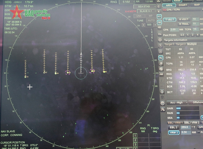 Tàu hải quân nhóm 3 vận động đội hình hàng ngang nhìn từ màn hình radar tàu 016-Quang Trung.