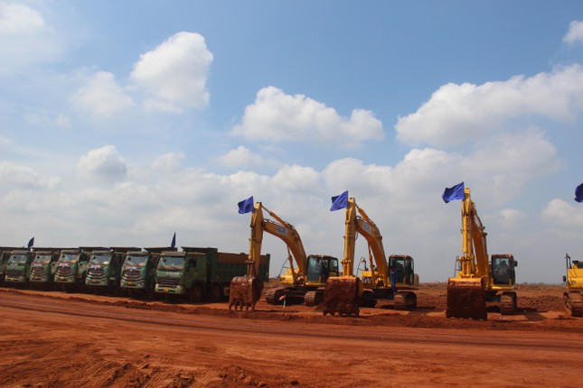 Theo ACV, với tiến độ như hiện nay, đến hết tháng 4/2022, gói thầu sẽ thi công đạt trên 5,1 triệu m3 đất. Nhiều phương tiện cơ giới tại công trình.