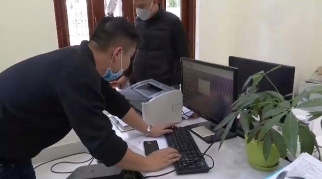 Phá đường dây cờ bạc hơn 10.000 tỷ núp bóng doanh nghiệp nước sạch: Ngày 18/3/2022, Cơ quan CSĐT Công an đã khởi tố vụ án, khởi tố bị can và bắt tạm giam 19 đối tượng về hành vi đánh bạc và tổ chức đánh bạc. Đường dây tổ chức đánh bạc do Nguyễn Văn Tú (SN 1977) và Vũ Ngọc Thành (SN 1976) cầm đầu, các đối tượng này thành lập ra một doanh nghiệp là Công ty nước sạch Ngọc Anh nhưng thực ra hoạt động nước sạch gần như không có mà chỉ hoạt động ở lĩnh vực cờ bạc và cho thuê cầm đồ cho vay nặng lãi. (Ảnh: Công an Quảng Ninh)