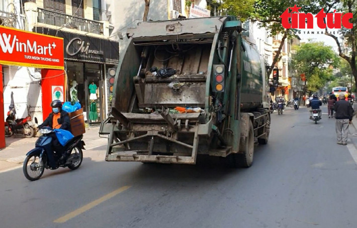 Xe chở rác lộ thiên lưu thông trên phố Thụy Khuê (quận Tây Hồ).