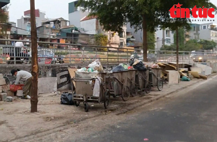 Không biết từ bao giờ, vỉa hè đường Trần Nhật Duật (quận Hoàn Kiếm) tại vị trí đường dẫn lên cầu Chương Dương trở thành điểm tập kết rác thải bẩn thỉu, vô tội vạ.