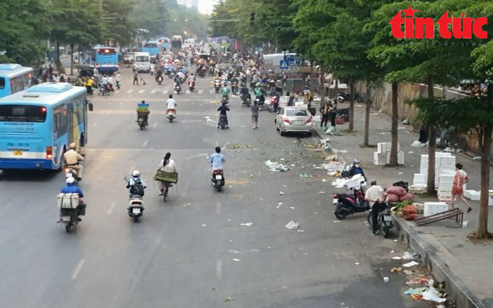 Chợ hoa quả đầu mối Long Biên (quận Ba Đình) sau mỗi đêm hoạt động để lại lượng rác thải khổng lồ, nhếch nhác trên đường Yên Phụ sáng ngày hôm sau.