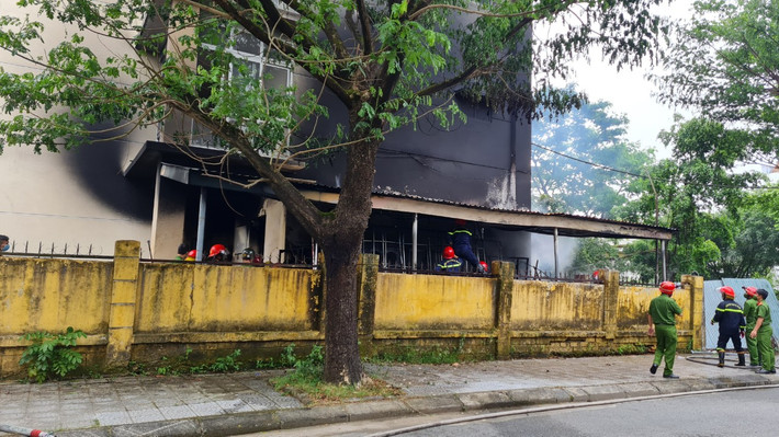 Sau hơn 30 phút đám cháy cơ bản được khống chế. May mắn vụ cháy không gây thiệt hại về người