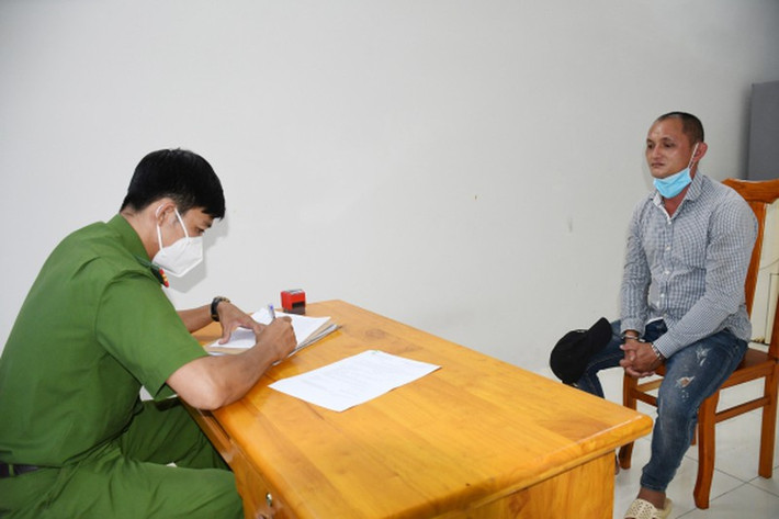 Nợ tiền nhưng không trả, con nợ bị chủ nhà đâm chết: Ngày 1/4 tại Trà Vinh, do thiếu nợ nhưng không trả dẫn đến mâu thuẫn, Nguyễn Tiến Ngân (SN 1985, ngụ ấp Phiêu, xã Hiệp Hòa, huyện Cầu Ngang) dùng dao tự chế rượt theo để chém Lâm Thành Nam (SN 1988, ngụ ấp Hòa Lục, xã Hiệp Hòa, huyện Cầu Ngang). (Ảnh: Thanh Niên).
