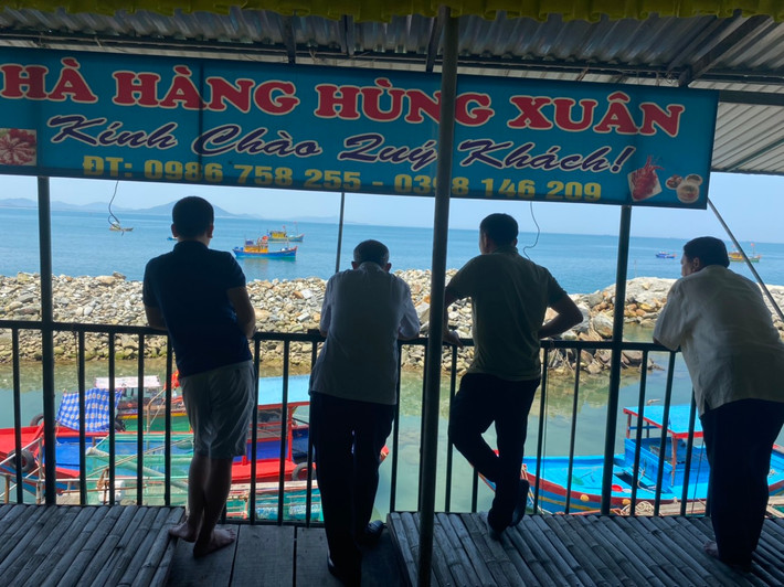 Anh Nguyễn Văn Thường một du khách đến từ Nghệ An cho rằng "dù bản thân đã đi nhiều nơi, ăn nhiều loại mực song không nơi nào mà mực ngon như ở Vũng Áng".