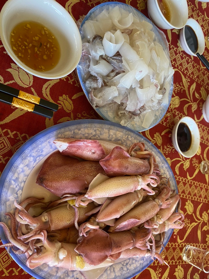 Theo tiết lộ từ chủ nhà bè Hùng Xuân cho biết thì có nhiều cách chế biến mực nhảy nhưng thông dụng nhất vẫn là mực để nguyên con vớt lên từ âu nuôi rửa sạch cho vào chảo luộc ngay. Hoặc là làm món gỏi mực ngon ngọt với gia vị đi kèm là mù tạt, nước mắm gừng, kẹp lá lốt.