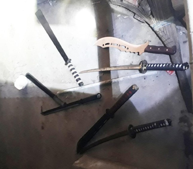 Hỗn chiến vì mâu thuẫn đá bóng, 2 người thương vong: Chiều ngày 5/12/2021, 2 nhóm đối tượng cầm hung khí đánh nhau trên địa bàn TP Long Xuyên khiến 1 người bị thương và 1 người nhảy xuống sông dẫn đến tử vong. Nguyên nhân xuất phát từ mâu thuẫn trong lúc đá banh nên 2 nhóm do Nguyễn Ngọc An (SN 1983) và Trần Thanh Bảo (SN 2002) cầm đầu, lao vào giải quyết mâu thuẫn tại khu vực phường Đông Xuyên. (Ảnh: Tiền Phong)