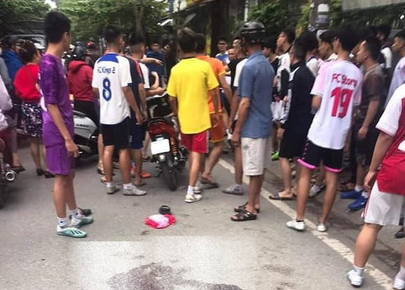 Nam sinh lớp 9 bị đâm chết sau mâu thuẫn trên sân bóng: Chiều 18/4/2021, nam sinh Hoàng Trung Đ. (học sinh lớp 9 Trường THCS Hoàng Văn Thụ, TP Nam Định) cùng bạn đi đá bóng. Trong lúc đá bóng, giữa Đ. và một nhóm thiếu niên xảy ra mâu thuẫn. Khi lấy xe ra về, nhóm của Đ. và nhóm thiếu niên trên tiếp tục lời qua tiếng lại, sau đó hai bên lao vào ẩu đả. Trong lúc hỗn loạn, Đ. bị một thiếu niên dùng vật nhọn đâm trọng thương và tử vong trên đường đi cấp cứu. (Ảnh: Người dân cung cấp)