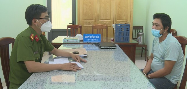 Sát hại chủ nợ rồi mang thi thể ra nghĩa địa chôn phi tang: Chiều 6/1, Đinh Công Nhật (SN 1986; ngụ xã Mỹ Cát, huyện Phù Mỹ) đang sửa máy bơm nước trên thuyền tại bến An Mỹ thì anh Phan Văn Dũng đến đòi số tiền nợ 28 triệu đồng. Do Nhật không có tiền trả, anh Dũng đã hăm dọa, rút dao bấm định đâm nên đã dùng ghế đánh và bóp cổ chủ nợ cho đến chết, sau đó mang thi thể nạn nhân ra nghĩa địa chôn phi tang. (Ảnh: NLĐ).