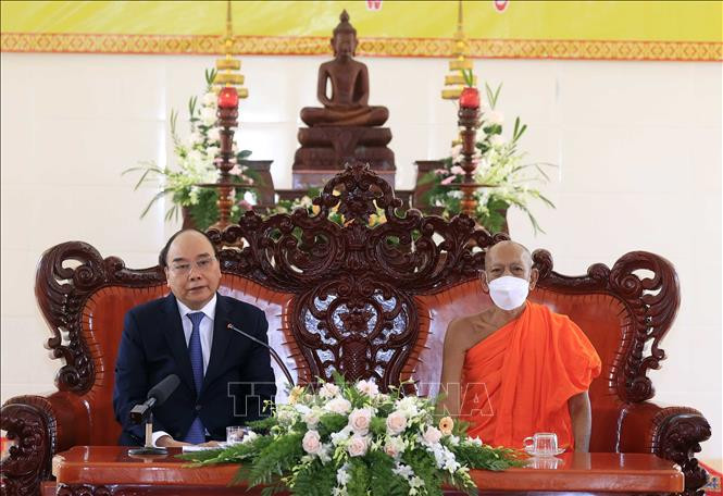 Chủ tịch nước Nguyễn Xuân Phúc nói chuyện với các vị chư tăng của Học viện Phật giáo Nam tông Khmer.