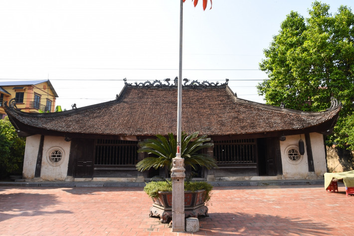 Đình Diềm hay còn gọi là đình Viêm Xá, xưa thuộc tổng Châm Khê, huyện Yên Phong, nay thuộc thôn Viêm Xá, xã Hòa Long, TP Bắc Ninh, tỉnh Bắc Ninh. Được hoàn thiện vào niên hiệu Chính Hòa thứ 13 (1692), đây là một trong những ngôi đình thuộc hàng “đệ nhất Kinh Bắc”.