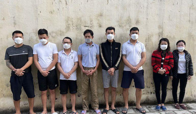 Triệt phá đường dây lô đề trên 10 tỷ đồng ở Thanh Hoá: Ngày 1/4/2022, Công an tỉnh Thanh Hóa triệt xóa đường dây đánh bạc dưới hình thức mua, bán lô đề với số tiền giao dịch hơn 10 tỷ đồng. Đường dây đánh bạc này do đối tượng Hoàng Văn Lực cầm đầu, Lực đã câu kết với một số đối tượng khác để tổ chức đánh bạc dưới hình thức mua bán lô đề qua mạng xã hội và tin nhắn SMS trên điện thoại. Sau khi giao dịch, các đối tượng đã xóa hết dấu vết và thông tin trong ngày để tránh sự phát hiện của các cơ quan chức năng. (Ảnh: NDO)