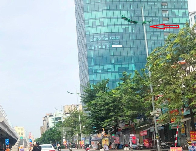 Dự án có tổng mức đầu tư hơn 3.100 tỷ đồng (tiền ngân sách), được thành phố Hà Nội giao cho Ban Quản lý dự án đầu tư xây dựng công trình giao thông thành phố làm chủ đầu tư, thực hiện dự án đồng bộ về hạ tầng theo chuẩn đô thị, trong đó có hệ thống đèn chiếu sáng (mũi tên đỏ).