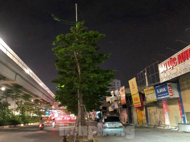 Tuy nhiên khi PV Tiền Phong trực tiếp tham gia giao thông trên tuyến đường Vành đai 3 dưới thấp đoạn Mai Dịch - Cầu Thăng Long (hiện đang đặt tên là đường Phạm Văn Đồng), phát hiện, toàn bộ hệ thống đèn chiếu sáng được lắp đặt cả 2 bên chiều đường đều không hoạt động.