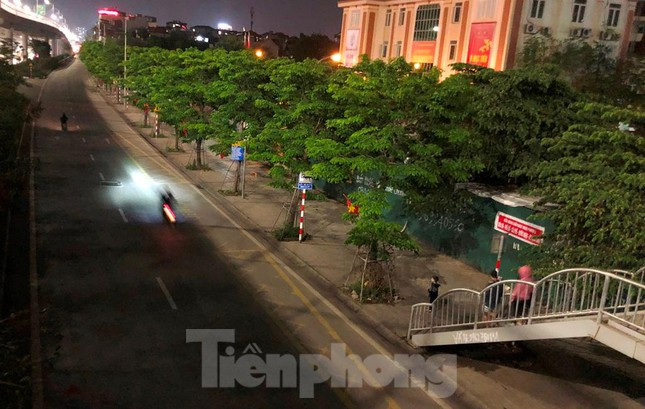 Quá tối, người dân chắc cũng không dám đứng đợi xe buýt tại bến xe trên đường Phạm Văn Đồng.