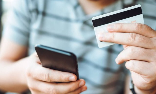 Cụ ông mất 600 triệu đồng sau khi nghe điện thoại của công an "dỏm": Ngày 6/3, Công an thị xã Sơn Tây đã nhận được trình báo của ông T. (SN 1948, trú tại thị xã Sơn Tây, TP Hà Nội) về việc ông bị 1 người lạ gọi điện thoại giả danh công an lừa đảo 600 triệu đồng. (Ảnh minh hoạ).