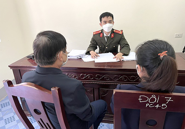 500 triệu trong tài khoản “bốc hơi” sau cuộc điện thoại kéo dài 6 giờ: Đầu tháng 1/2022, ông T.Đ.T. (trú TP Vinh) trình báo việc bị các đối tượng lừa lấy số tiền 500 triệu đồng từ sổ tiết kiệm. Ông T. cho biết, một đầu số lạ gọi điện, gửi lệnh bắt tạm giam, yêu cầu hợp tác điều tra và phải nghe điện thoại liên tục trong 6 giờ. Sau khi làm theo đúng yêu cầu thì phát hiện bị rút hết sạch tiền trong tài khoản. (Ảnh: VOV).