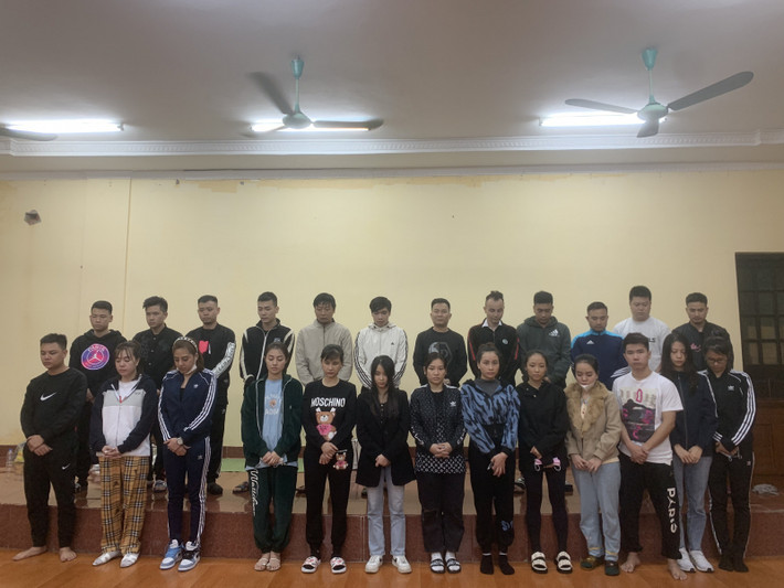 Triệt phá đường dây đánh bạc 30.000 tỷ đồng do Hà 'Miên' cầm đầu: Đầu tháng 11/2021, Bộ Công an triệt phá đường dây đánh bạc qua trang mạng Evolo.club do Hà Miên, tức Đỗ Ngọc Hà (SN 1984) cầm đầu. Chỉ tính từ khi hoạt động giữa tháng 4/2021 đến khi bị triệt phá, tức hơn 6 tháng, đường dây đánh bạc này đã có đến 200 tổng đại lý, 3.000 đại lý và số tiền giao dịch lên đến 1,1 tỷ Euro, tương đương 30.000 tỷ đồng. (Ảnh: CAND)