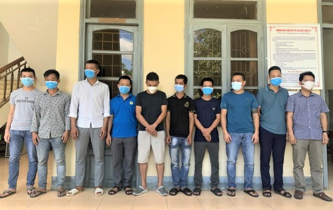 Phá đường dây cá độ bóng đá qua mạng với số tiền lên đến 60 tỷ đồng: Ngày 10/7/2021, Công an tỉnh Quảng Bình đã triệt phá đường dây tổ chức đánh bạc và đánh bạc trên không gian mạng bằng hình thức cá độ bóng đá với số tiền khoảng 60 tỉ đồng. Hoạt động tổ chức đánh bạc và đánh bạc được thực hiện qua nhà cái Bong88 do Trần Đại Nghĩa (SN 1976) cầm đầu và tổ chức cá độ bóng đá lớn tại 2 địa bàn TP.Đồng Hới và H.Tuyên Hóa. (Ảnh: Thanh niên)