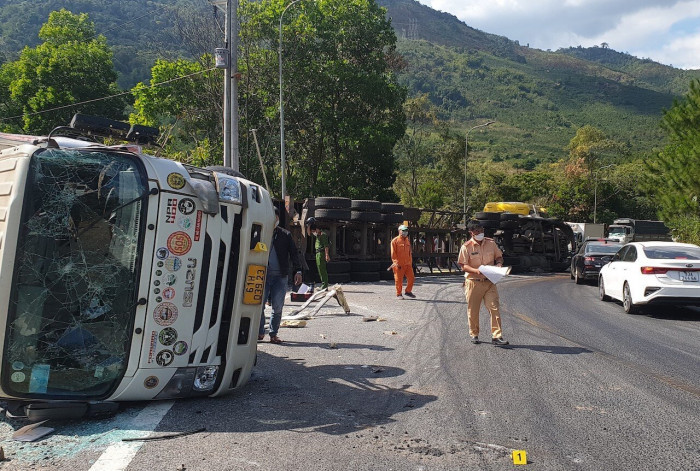 Tai nạn liên hoàn trên đèo Bảo Lộc: Trưa ngày 17/1/2022 tại Km 105, Quốc lộ 20 (đoạn qua đèo Bảo Lộc, Lâm Đồng) xảy ra vụ TNGT liên hoàn giữa 4 xe ô tô. Xe đầu kéo đang đổ đèo bất ngờ bị lật khiến thùng xe văng trúng xe tải đông lạnh đang lưu thông theo hướng ngược lại. Chưa dừng lại, xe đầu kéo tiếp tục trượt dài về phía trước rồi lao vào xe khách đang lên đèo (đi phía sau xe tải đông lạnh). Lúc này, xe ben lưu thông phía sau không kịp xử lý đã tông vào xe khách. Vụ tai nạn khiến 4 người bị thương phải đi cấp cứu. (Ảnh: ATGT)