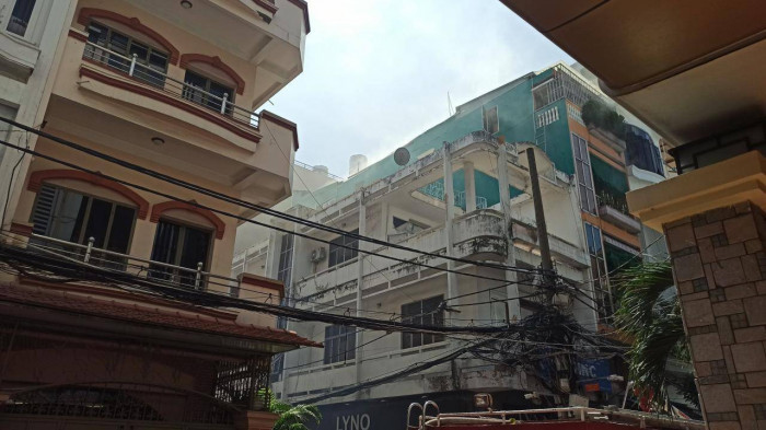 Vụ cháy được khống chế sau đó. May mắn, hỏa hoạn không gây thương tích về người nhưng thiêu rụi nhiều làm tài sản bên trong ngôi nhà. Nguyên nhân vụ cháy đang được điều tra, làm rõ. (Ảnh: Báo Giao Thông)