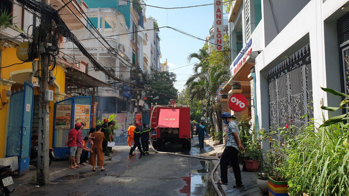 Nhận tin báo, Đội Cảnh sát PCCC & CNCH Công an quận 10 đã huy động nhiều xe chữa cháy cùng hàng chục cán bộ, chiến sĩ có mặt phối hợp với lực lượng chữa cháy của TP.HCM triển khai công tác cứu hộ. (Ảnh: Báo Giao Thông)