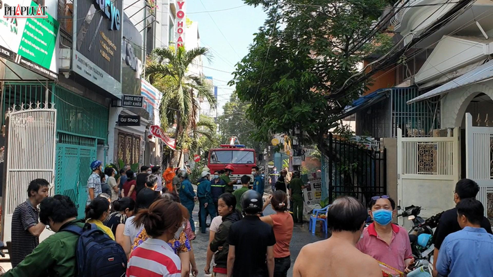 Một số người dân đã tiếp cận đưa được 4 người mắc kẹt ra ngoài bằng ban công. Hai người còn lại được lực lượng Cảnh sát PCCC và CNCH Công an quận 10 kịp thời tiếp cận giải cứu. (Ảnh: PLO)